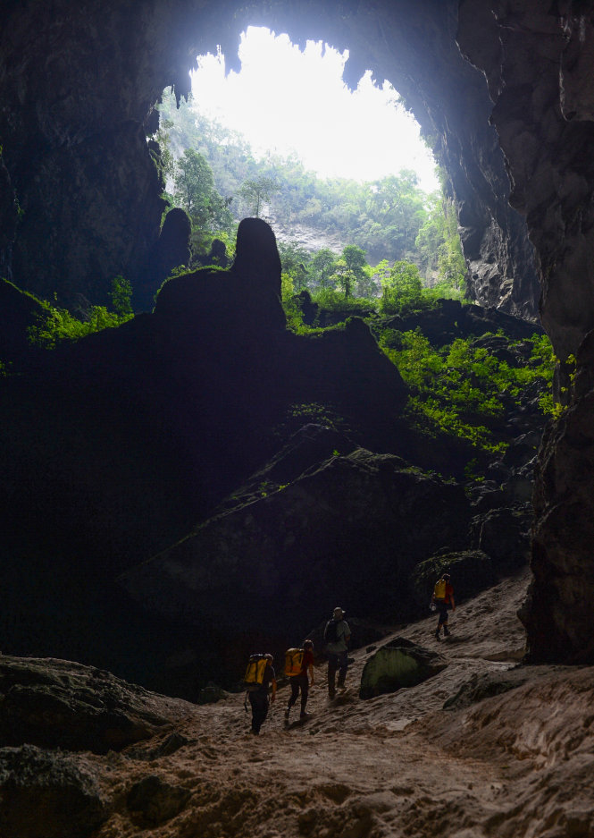 Đoàn làm phim của kênh truyền hình ABC News tại khu vườn địa đàng nằm ở doline 2 (hố sụt thứ 2) của hang Sơn Đoòng - Ảnh: Thuận Thắng