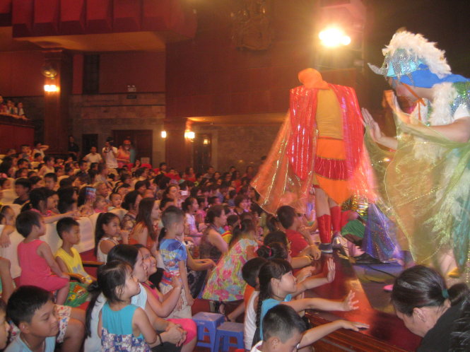 Trẻ em hào hứng xem kịch Dế Mèn phiêu lưu ký - Ảnh: Đức Triết