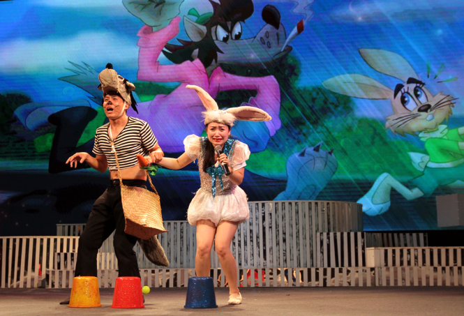 Chó sói độc ác và chú thỏ thông minh trong phim hoạt hình Hãy đợi đấy xuất hiện trong chương trình ca múa nhạc Phiêu lưu trong thế giới hoạt hình 2 của Nhà hát Tuổi Trẻ - Ảnh: NHTT