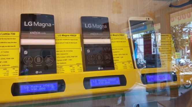 Nhóm smartphone tầm giá trung bình bốn triệu đồng hút khách - Ảnh: T.Trực