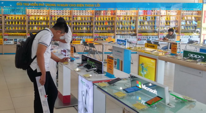 Lựa chọn mua điện thoại thông minh (smartphone) tại cửa hàng Dienmay.com - Ảnh: T.Trực