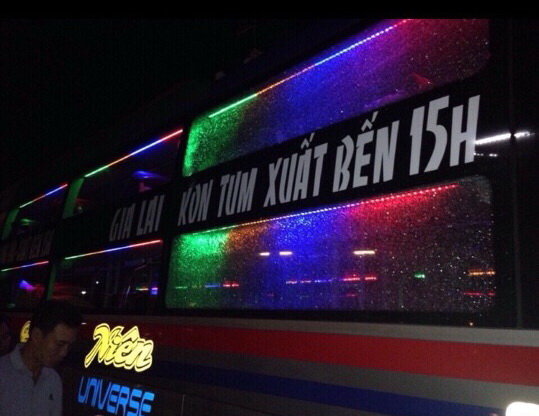 Xe Tân Niên bị ném vỡ kính bên hông trái - Ảnh: Nhà xe cung cấp