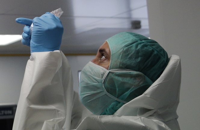  Chuyên gia pháp y đang tiến hành công tác xác minh danh tính nạn nhân trong vụ tai nạn máy bay của Germanwings - Ảnh: Reuters