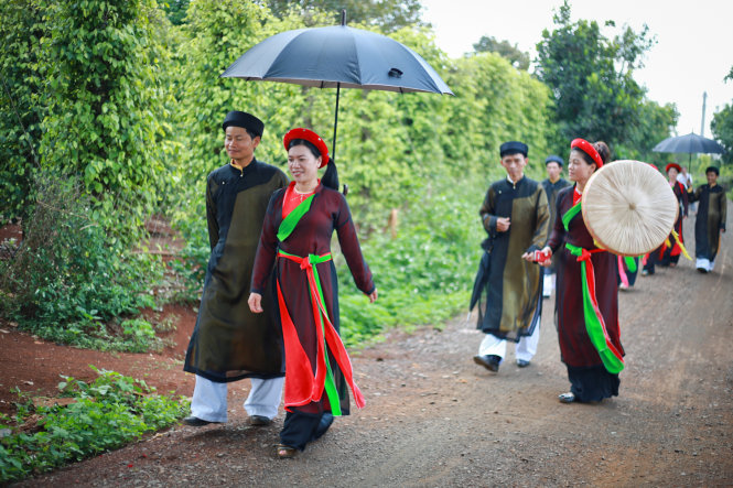 Các liền anh, liền chị trên đường đến điểm tập luyện hát quan họ - Ảnh: Tiến Thành