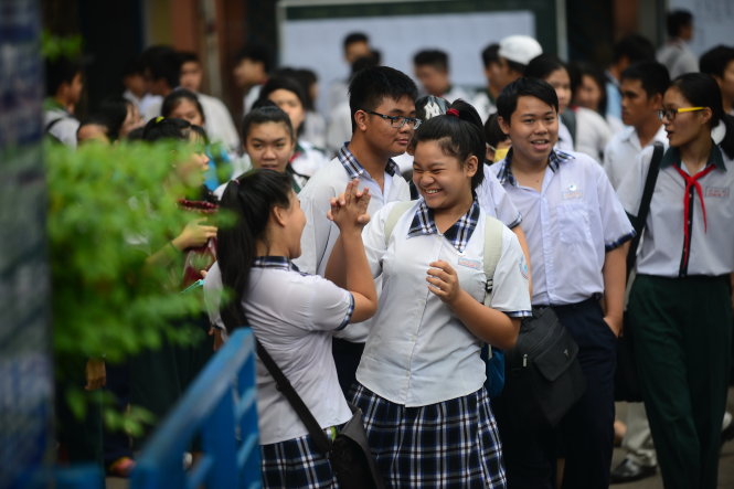 Thí sinh vui vẻ ra về sau khi kết thúc môn thi ngữ văn kỳ thi tuyển sinh lớp 10 tại Trường THCS Trương Công Định, Q.Bình Thạnh, TP.HCM - Ảnh: Quang Định