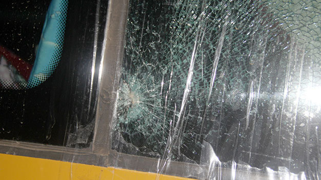 Kính xe khách giường nằm Ngọc Thông vỡ sau khi bị ném - Ảnh: B.D.