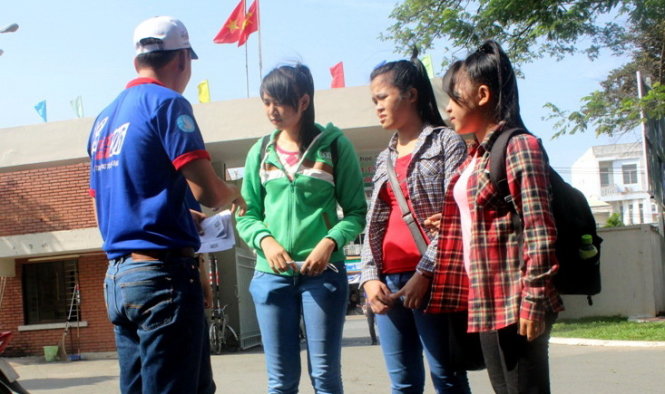Sinh viên tình nguyện hướng dẫn thí sinh đến điểm thi - Ảnh: Hải Quân