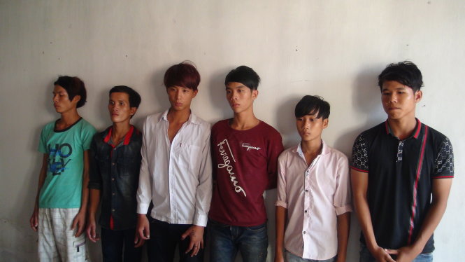 Nhóm xin điểu - Ảnh: HOÀI THƯƠNG