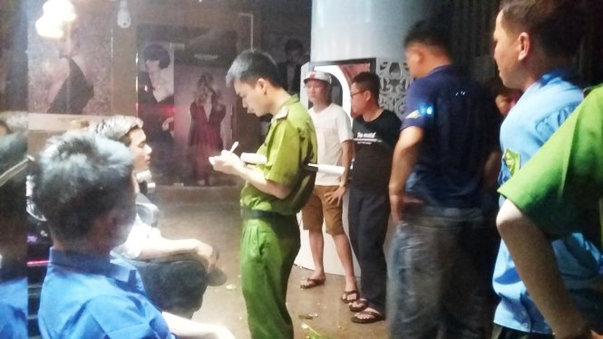 Công an lấy lời khai của một số nghi can liên quan đến vụ việc - Ảnh: Doãn Hòa 