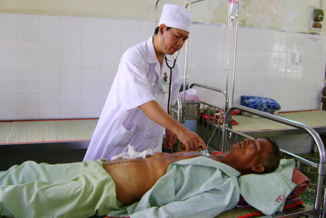 Bác sĩ thăm khám cho bệnh nhân Dành