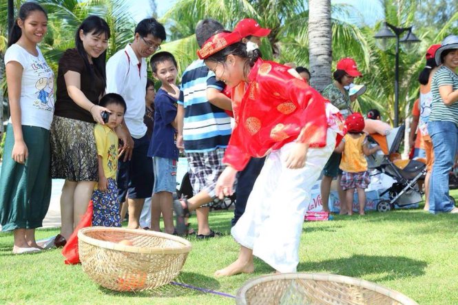 Trẻ em được tổ chức vui chơi trong một tour du lịch - Ảnh: B.THU