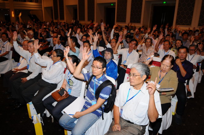 Cổ đông giơ tay biểu quyết các tờ trình tại Đại hội cổ đông bất thường Sacombank