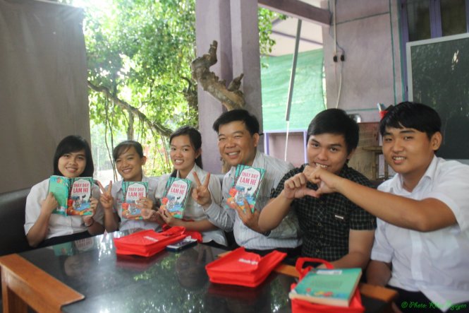 Thầy trò quây quần bên nhau nói về tuổi 18 - Ảnh: Khoa Nguyễn