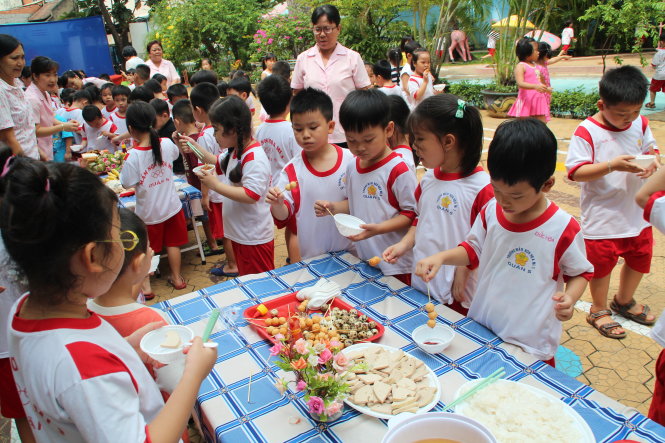 Nhiều trẻ đến trường đã tự ăn, nhưng về nhà vẫn phải có người đút cơm, tại ai? Trong ảnh: một buổi tiệc buffet dành cho các bé tại Trường mầm non Họa Mi 3, Q.5,  TP.HCM, các bé được tự do chọn món ăn mình yêu thích - Ảnh: Như Hùng