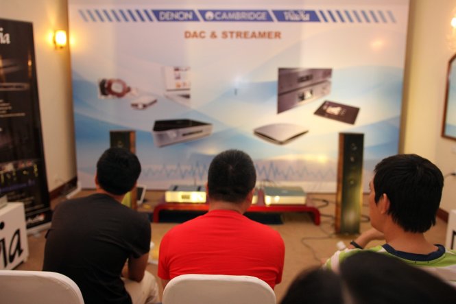 Nhiều người có thể ngồi hàng giờ liền để nghe các bộ dàn ưng ý - Ảnh: Trần Công Tiến