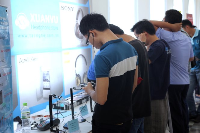 Những người tham gia sự kiện nhiệt tình đứng nghe các sản phẩm tai nghe mới nhất của Ostry, Shure, Sony, AKG... - Ảnh: Trần Công Tiến
