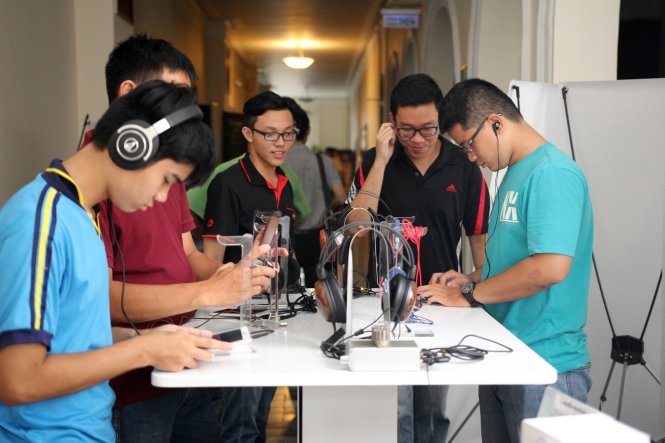 Với các dòng tai nghe thì đối tượng quan tâm nhiều nhất vẫn là giới trẻ - Ảnh: Trần Công Tiến