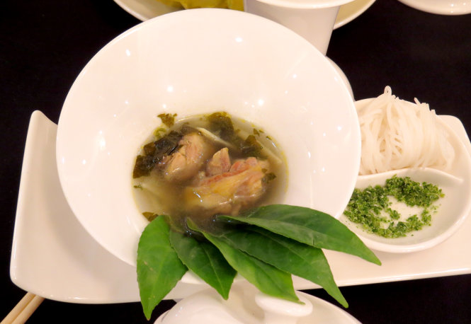 Lẩu gà lá dít - Ảnh: Duy Thanh