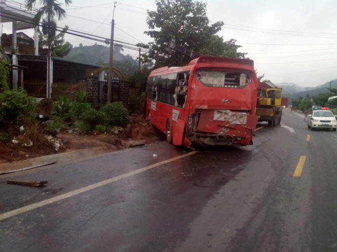 Xe Phươg Trang do tài xế Thiện điều khiển lao lên lề trái sau cú va chạm từ phía sau - Ảnh: M.Vinh