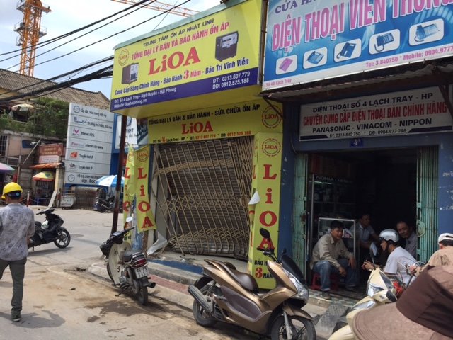 Sau khi tông hai người bị thương chiếc xe lao lên vỉa hè đâm vào cửa hàng bán loa rồi mới dừng lại - Ảnh: Thân Hoàng