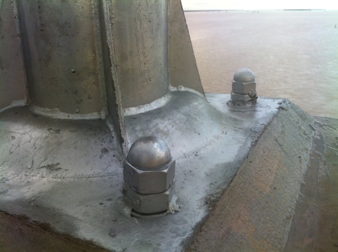 Cột đèn trên trên cầu Cổ Chiên được hàn gắn bulon cố định