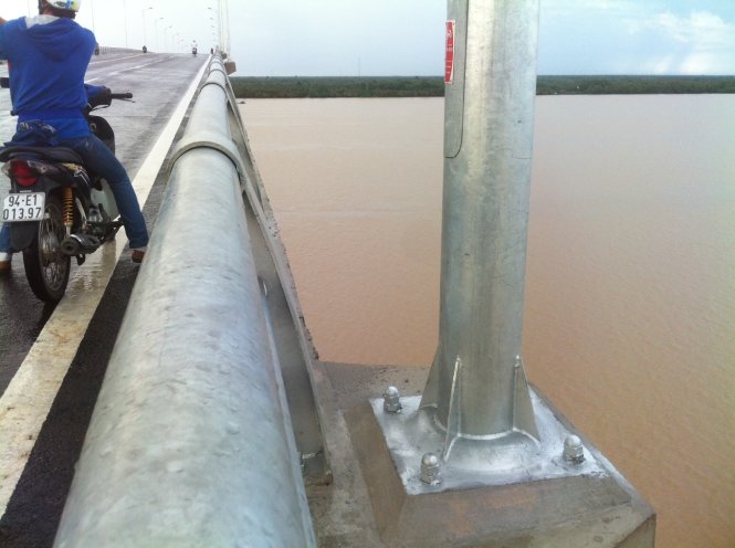 Cột đèn trên trên cầu Cổ Chiên được hàn gắn bulon cố định