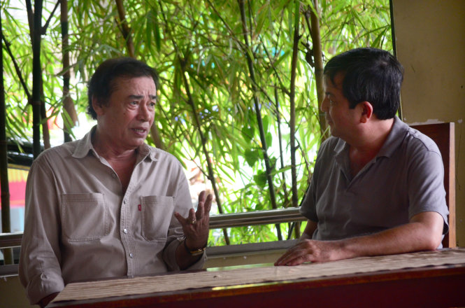 NSND Đào Bá Sơn (trái) trao đổi với PGS.TS Nguyễn Hoài Nam