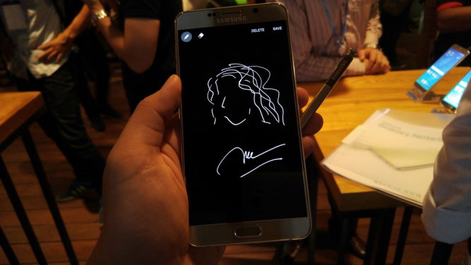 Tính năng ghi chú nhanh trên màn hình khóa, và cho phép lưu lại như một ghi chú - Ảnh: T.Trực