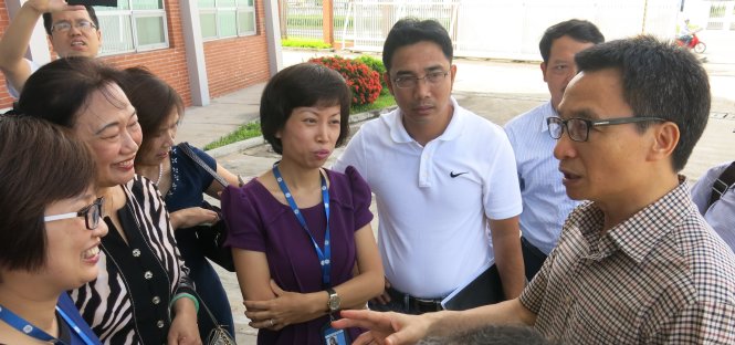 Phó thủ tướng Vũ Đức Đam trao đổi với lãnh đạo Công ty GE Power & Water khi đi “vi hành” tại Hải Phòng Ảnh: LÊ THANH