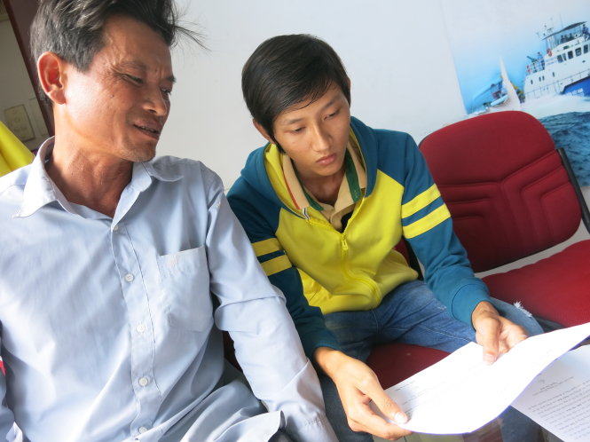 Cha con thí sinh Trần Hoàng Nhi với lá đơn xin cứu xét dự định gửi đến Trường ĐH Y dược TP.HCM - Ảnh: T.TRANG