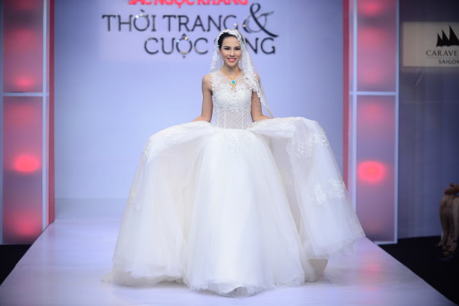 Hoa hậu Tiểu Vy diện váy cưới đẹp lộng lẫy