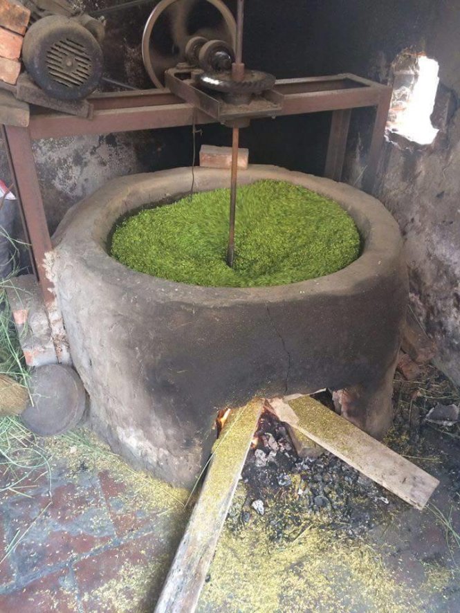 Bếp lò để rang cốm đắp bằng xỉ than nhưng không đốt than mà dùng củi - Ảnh: Huyền Trần