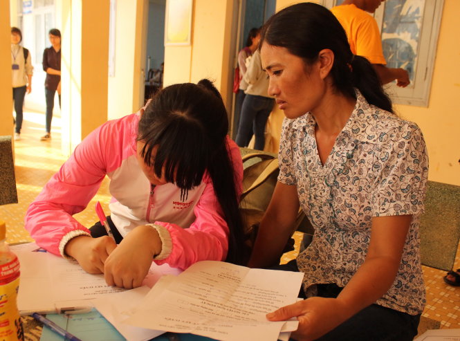 Một thí sinh và phụ huynh làm hồ sơ xét tuyển nguyện vọng 1 vào Trường ĐH Y Tây Nguyên (TP Buôn Ma Thuột, Đắk Lắk)Ảnh: Hà Bình