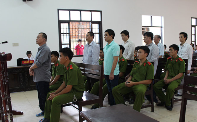 Bị cáo đầu vụ Lê Văn Huy (đứng gần vàng móng  ngựa) và sáu bị cáo Uyên, Vũ, Tý, Khoa, K’Thông, Dũng cùng nghe tòa tuyên án vào chiều 28-8. - Ảnh: M.Trân