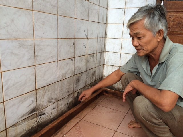 Những vệt đen từ những chai 