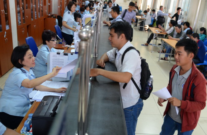 Khi ngồi làm việc cần ngồi đúng tư thế và sau mỗi hai tiếng nên đứng lên tập nhẹ vài động tác giúp tuần hoàn máu trong cơ thể lưu thông tốt hơnẢnh: HỮU KHOA