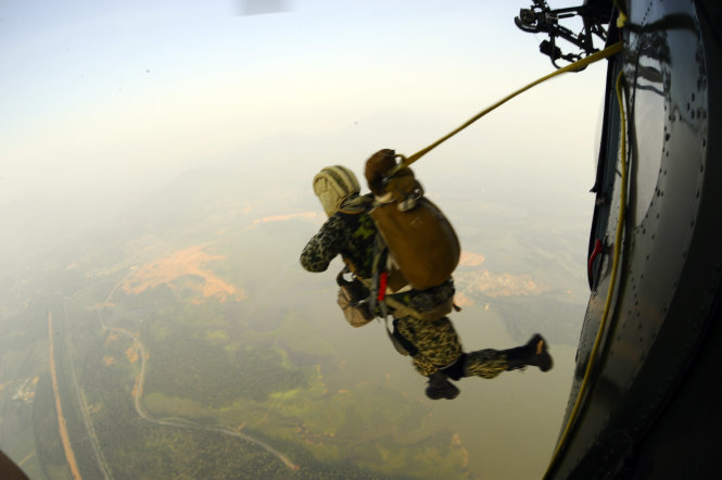 Lần lượt, từng người lính đặc công nhảy dù ra khỏi máy bay - Ảnh: Trọng Hải