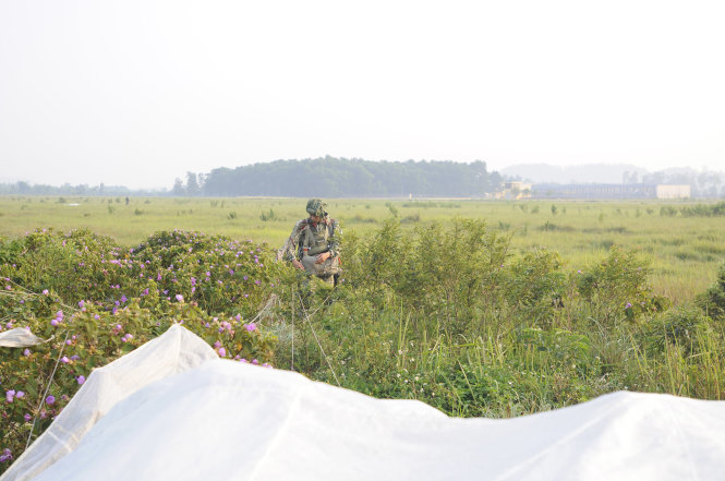 Đặc công tiếp đất và thu dù - Ảnh: Trọng Hải