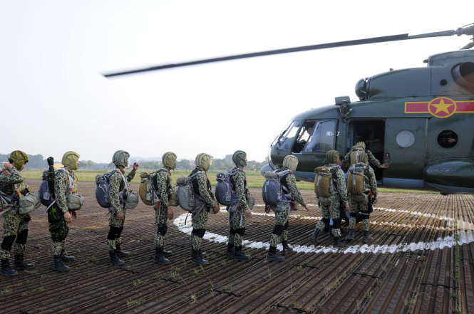 Mang dù và lên máy bay - Ảnh: Trọng Hải