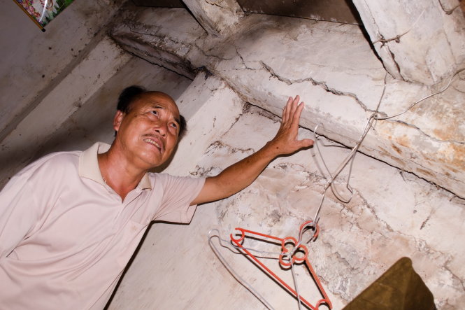 Gia đình bà Nguyễn Thị Quýt lo sợ khi căn nhà xuất hiện nhiều vết nứt lớn - Ảnh: Tấn Lực