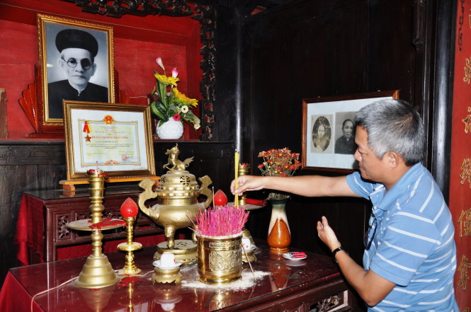 Đại diện báo Tuổi Trẻ thắp hương tại nhà lưu niệm cụ Huỳnh ở Tiên Phước (Quảng Nam) - Ảnh: Tấn Vũ