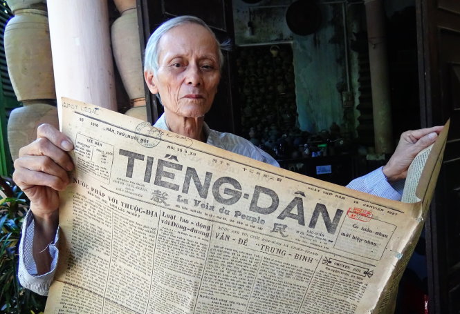 Ông Hồ Tấn Phan và những số báo Tiếng Dân có chữ ký của cụ Huỳnh - Ảnh: L.Đ.Dục