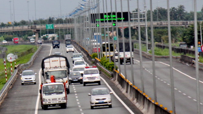 Mặt đường cao tốc TP.HCM – Trung Lương bị gồ ghề tại những vị trí có cống thoát nước băng ngang dưới đường. Nếu tài xế không vững tay khi đi qua những đoạn đường này, rất dễ bị lạc tay lái. Trong ảnh, xe đang chạy qua một đoạn đường có cống thoát nước phía dưới - Ảnh: Mậu Trường