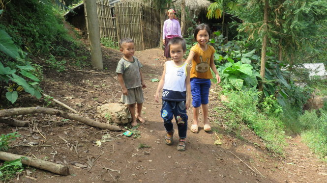 Đôi chân giả giúp Lềnh đi lại bình thường - Ảnh: Quang Thế