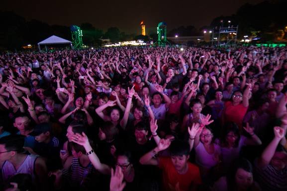 Mỗi ngày diễn ra, Monsoon thu hút hàng vạn khán giả trẻ tới thưởng thức màn trình diễn của các nghệ sĩ - Ảnh: Hồng Minh