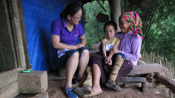 Cô giáo Hà (bìa trái), mẹ Lềnh và Lềnh sau khi được lắp chân giả