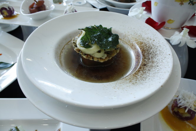 Món đuôi trâu hầm củ ba kích, đậu đỏ ăn kèm mì khoai tây bày trên bàn tiệc