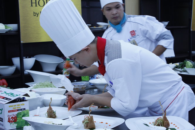 Đầu bếp Flamingo Đại Lải Resort (Vĩnh Phúc) bày món ăn - Ảnh: Đ.Triết