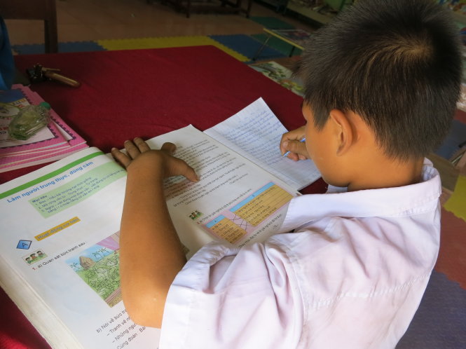 Em P. đang được bồi dưỡng lại kiến thức đã hổng   - Ảnh: T.Trang