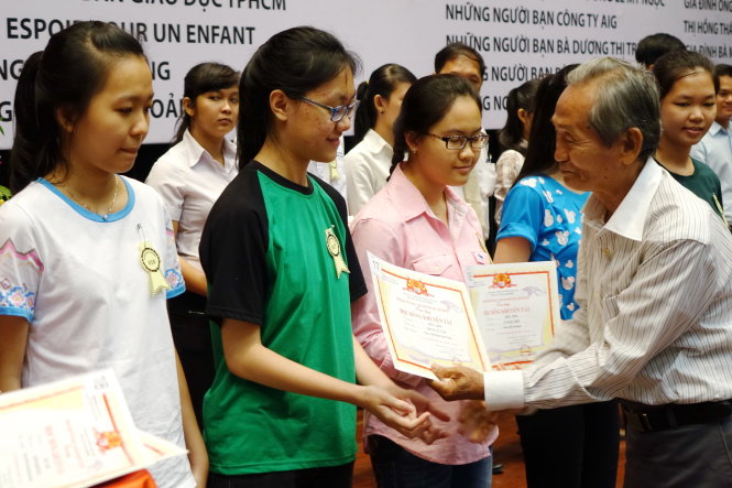 Các tân sinh viên nhận học bổng từ ân nhân của mình tại lễ kỷ niệm 15 năm chương trình học bổng khuyến tài - Ảnh: Như Hùng